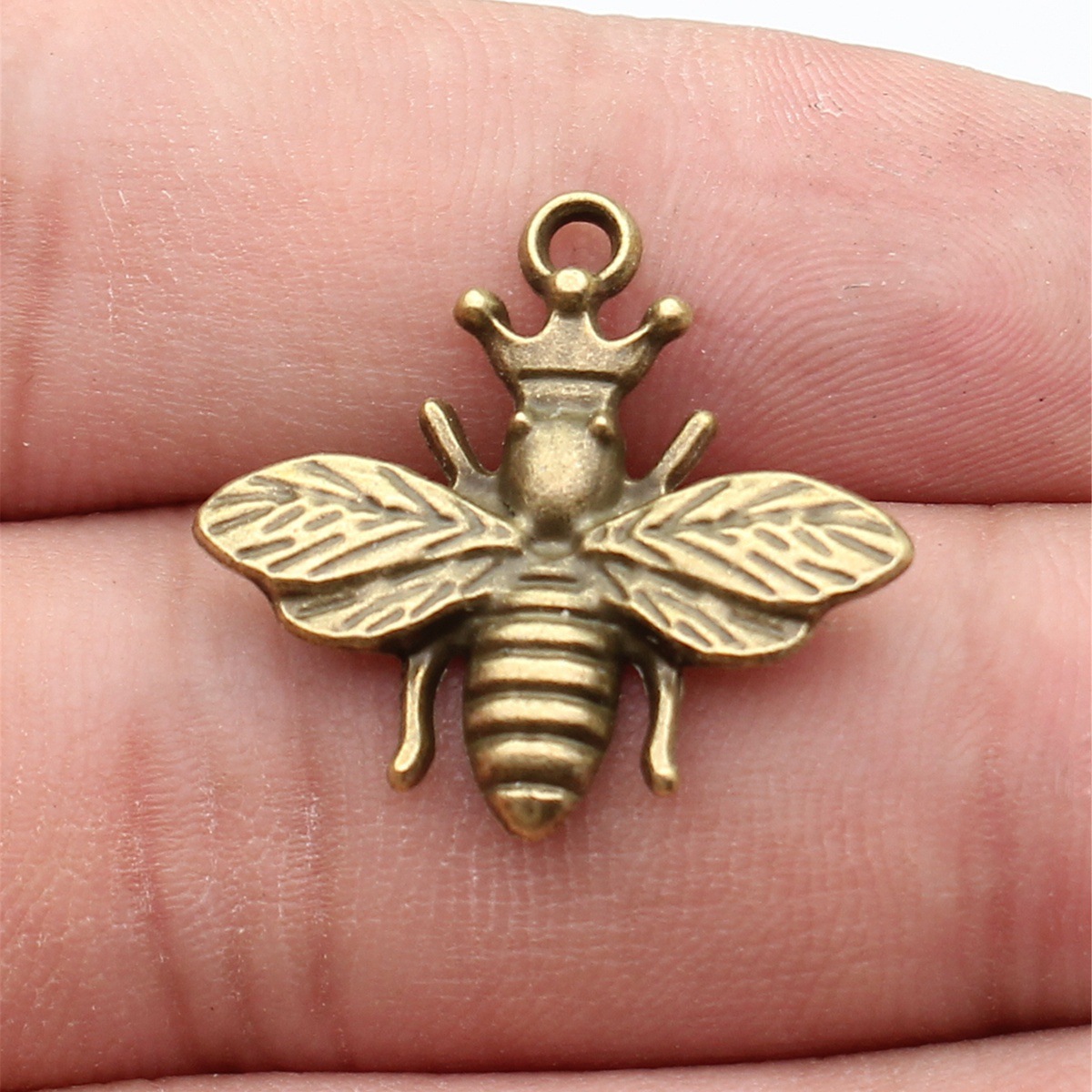 Bienenkönigin-Insekten-Anhänge – Vintage Fashion Stores Bewertung und Preis